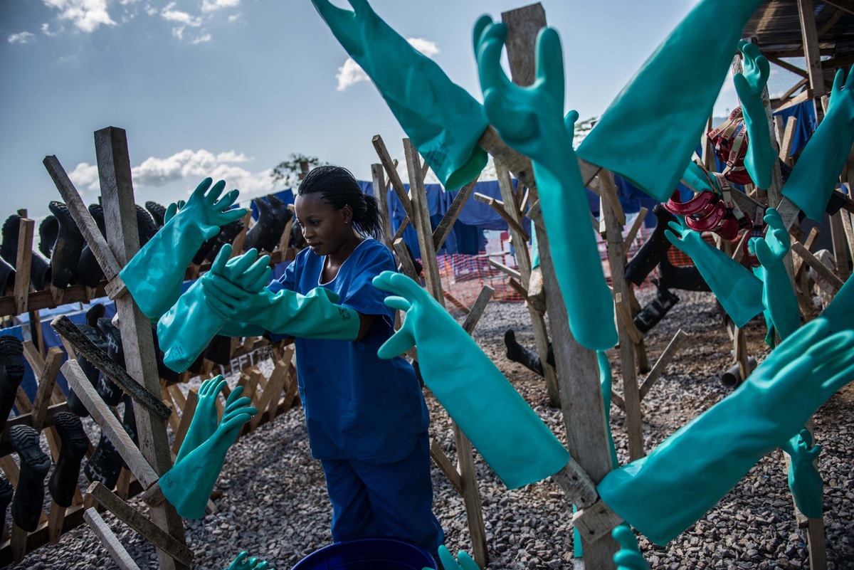 7-IFRC-p-SLE0779-glove-boot-trees.jpg