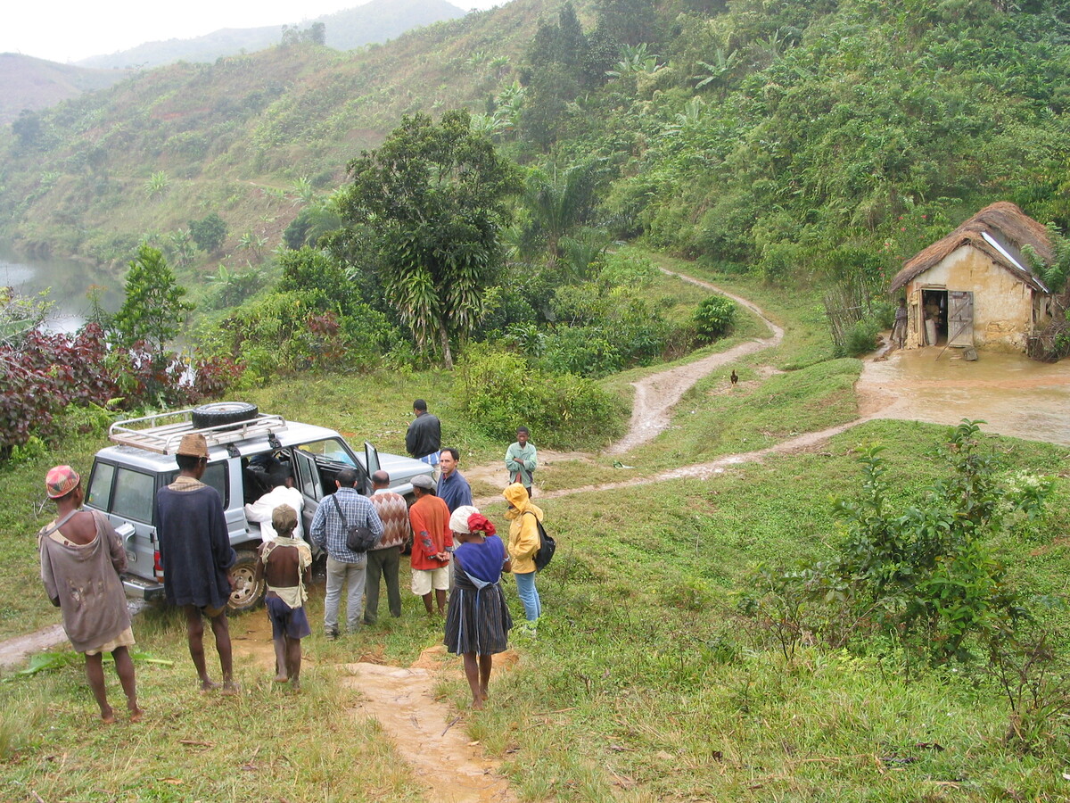 http://cdcmuseum.org/tmp/IDE-Section-9-Image-11-Rural-village-outbreak-2002.jpg