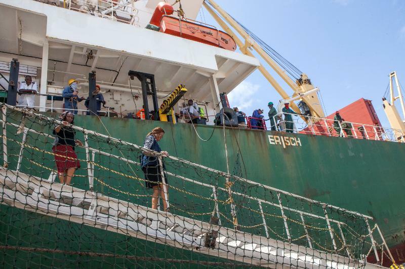 http://cdcexhibits.duckdns.org/files/tmp/8.People.Disembarking.Apapa.WHO_054936.orig.jpg