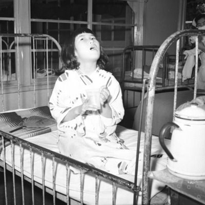 http://cdcmuseum.org/tmp/IDE-Section-2-Image-3-Young-Girl-in-Hospital.tif